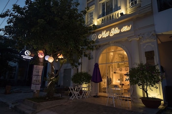 saigon by night luxury hotel