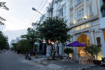 saigon by night luxury hotel