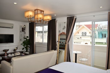 saigon by night luxury hotel