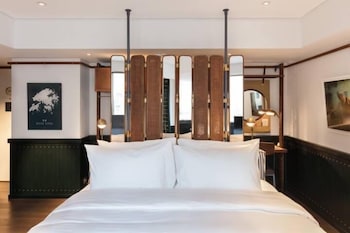 saigon by night luxury hotel