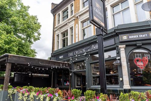 publove the crown battersea hostel