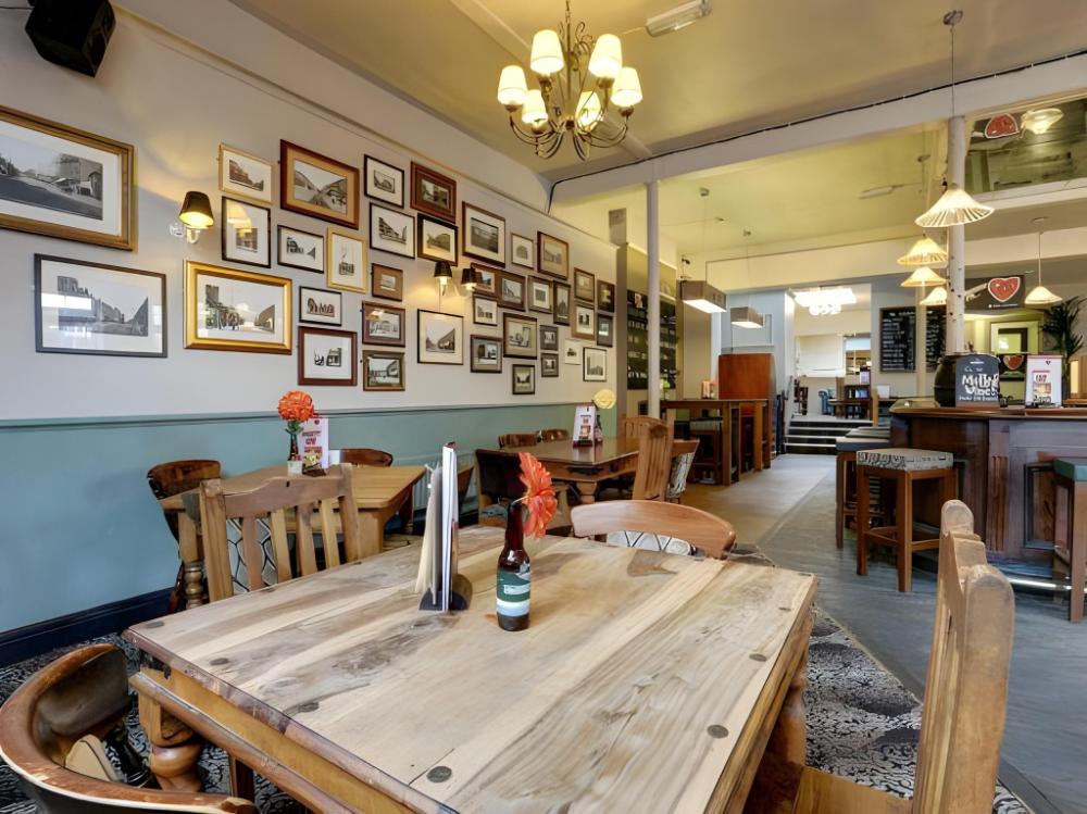 publove the crown battersea hostel