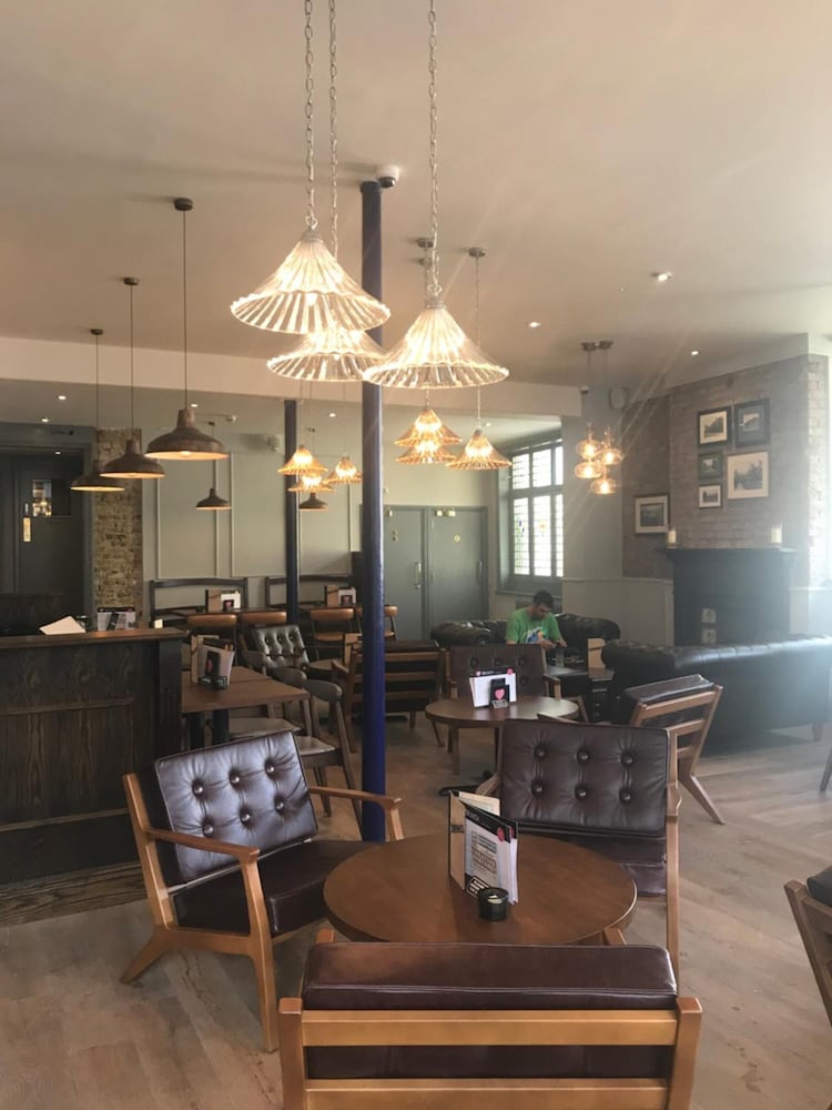 publove the crown battersea hostel