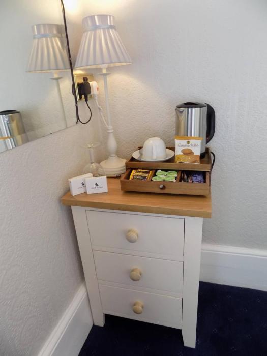 glendale guest house adults only