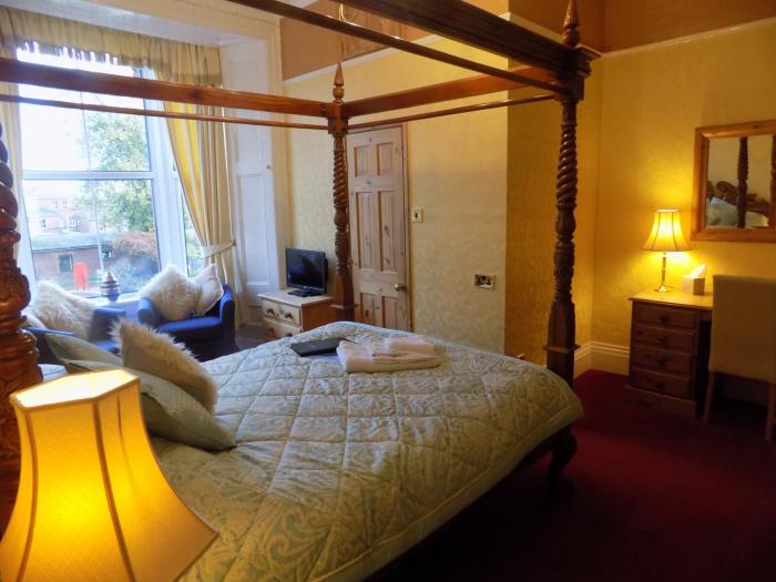 glendale guest house adults only