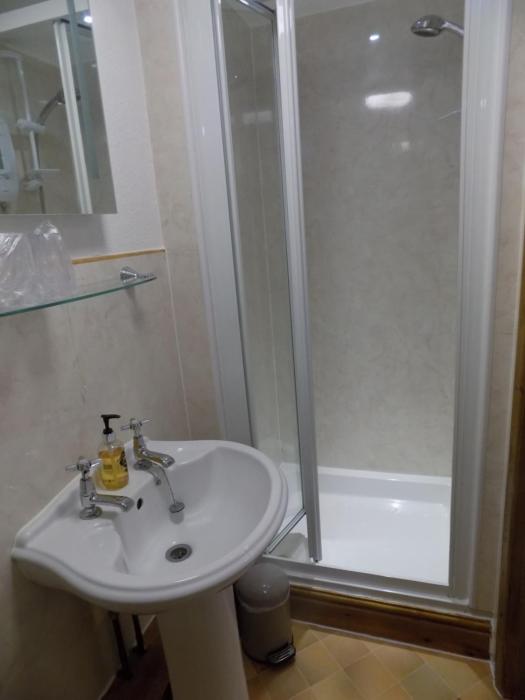 glendale guest house adults only