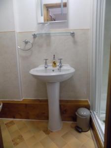 glendale guest house adults only