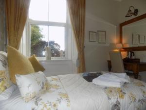glendale guest house adults only
