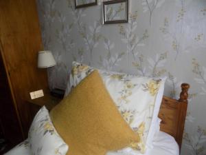 glendale guest house adults only
