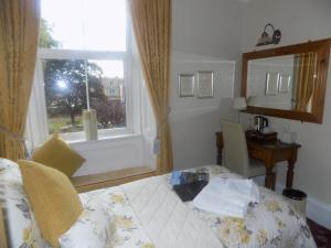 glendale guest house adults only
