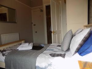 glendale guest house adults only