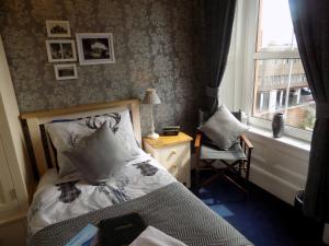 glendale guest house adults only
