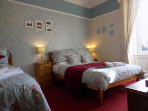 glendale guest house adults only