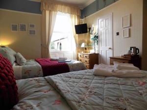 glendale guest house adults only