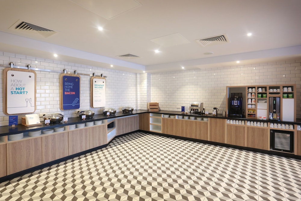 holiday inn express manchester trafford city by ihg