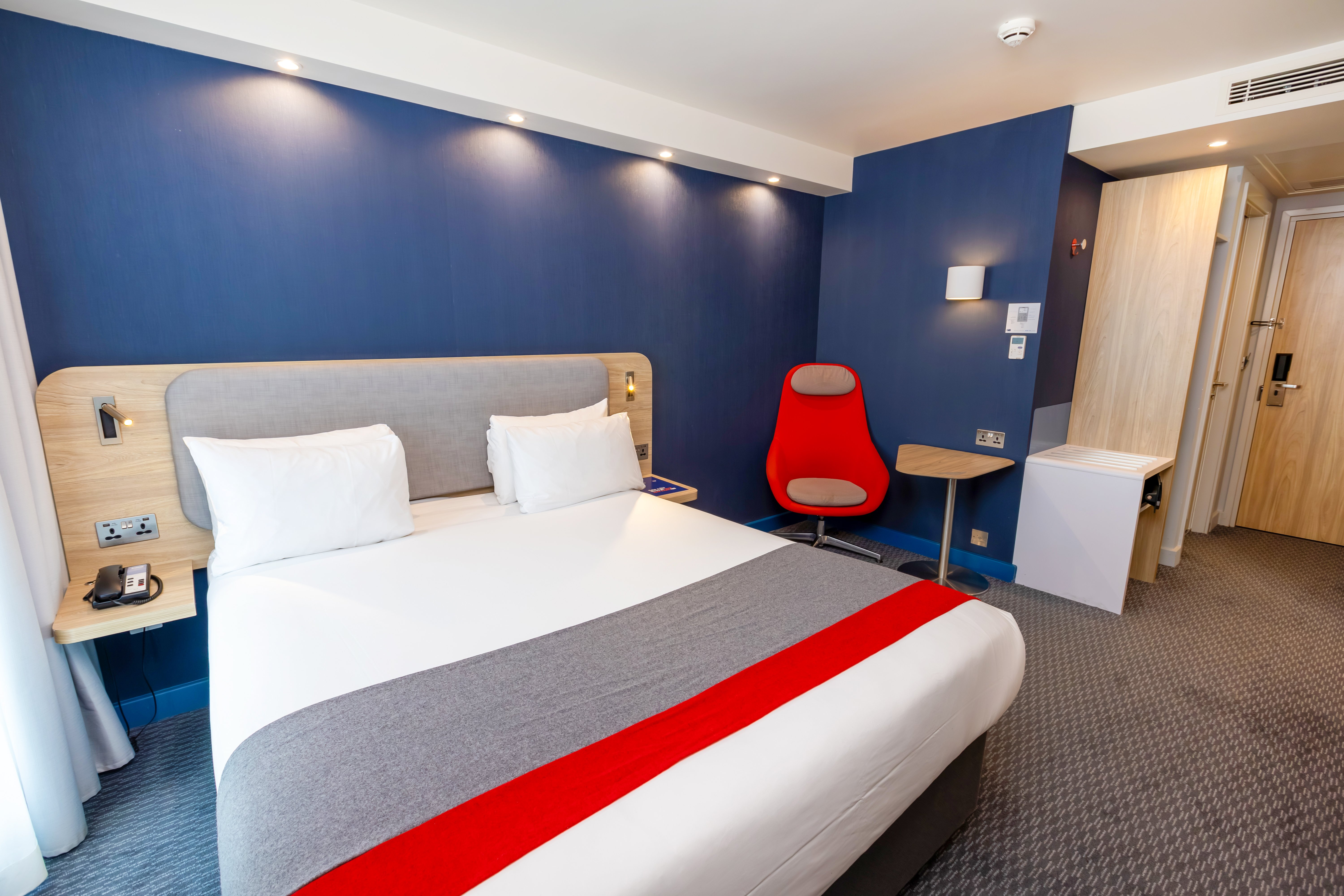 holiday inn express manchester trafford city by ihg