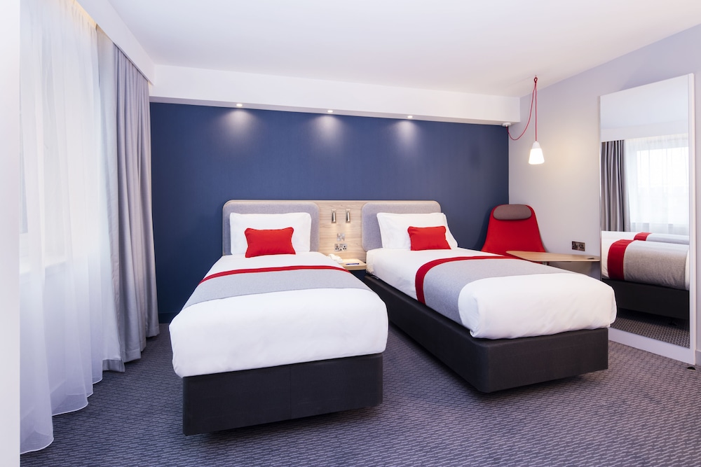 holiday inn express manchester trafford city by ihg