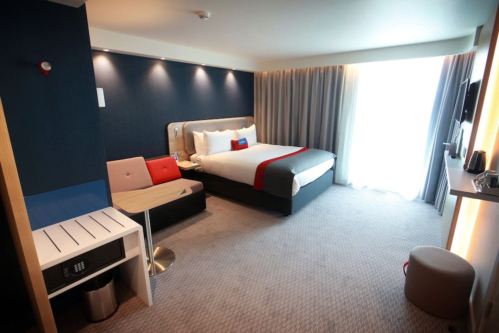 holiday inn express manchester trafford city by ihg