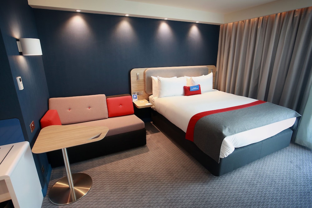 holiday inn express manchester trafford city by ihg