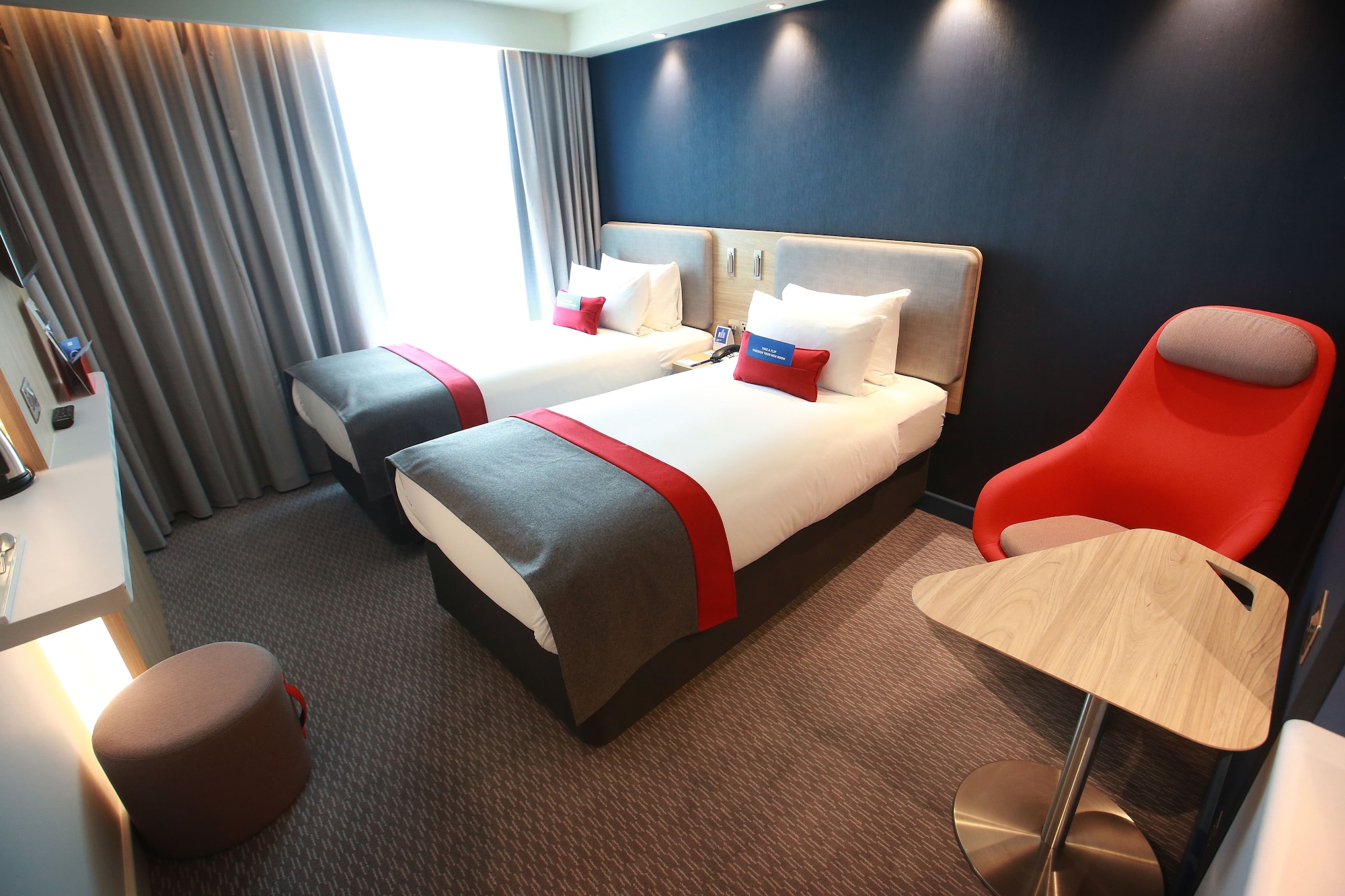 holiday inn express manchester trafford city by ihg