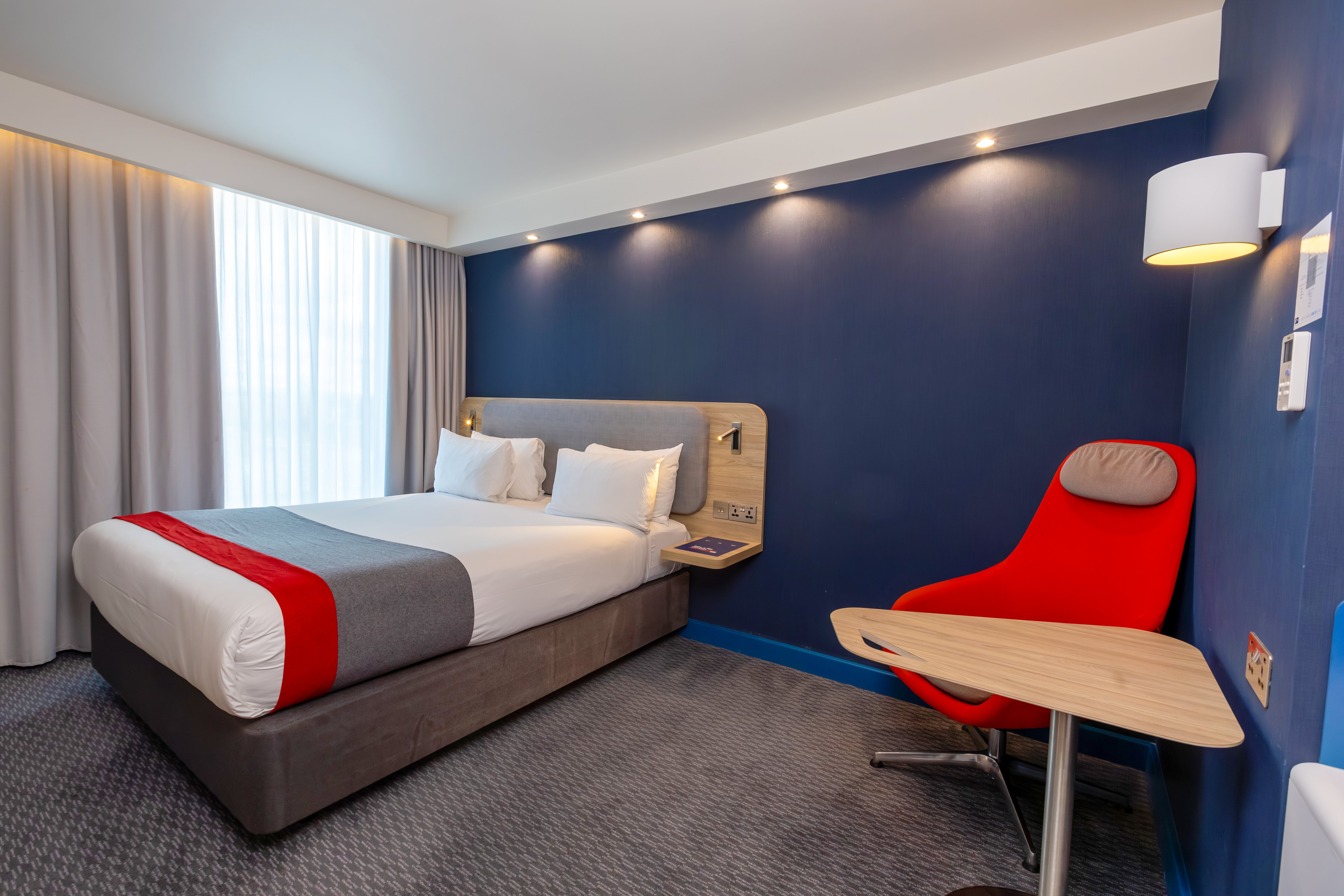 holiday inn express manchester trafford city by ihg