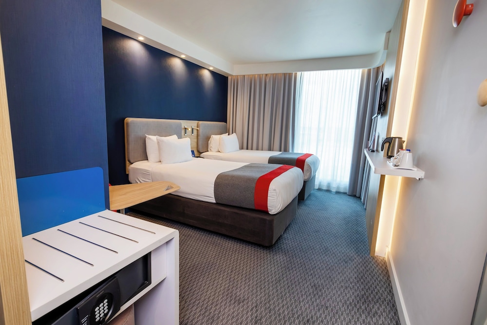 holiday inn express manchester trafford city by ihg