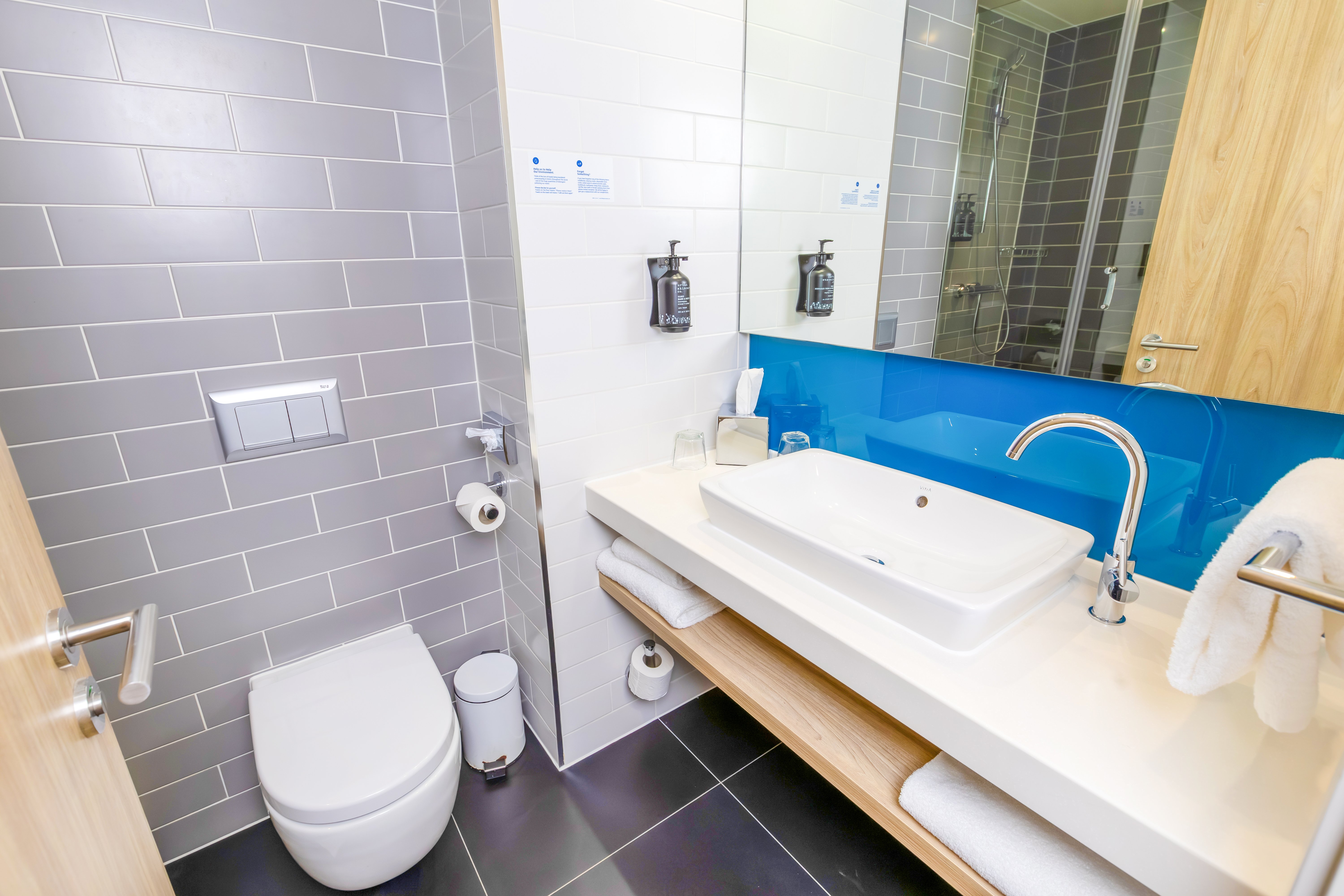 holiday inn express manchester trafford city by ihg