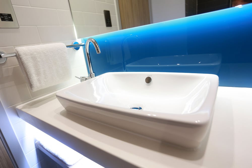 holiday inn express manchester trafford city by ihg