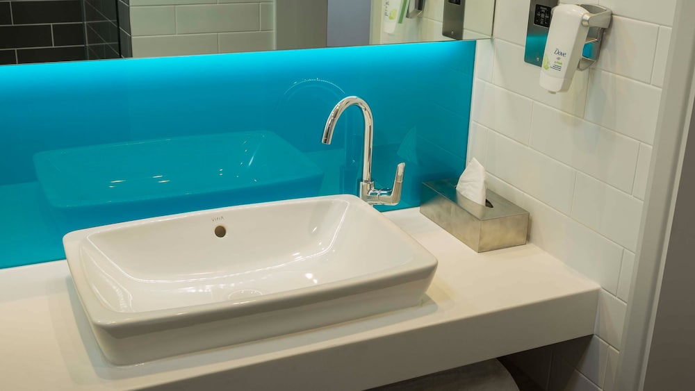 holiday inn express manchester trafford city by ihg