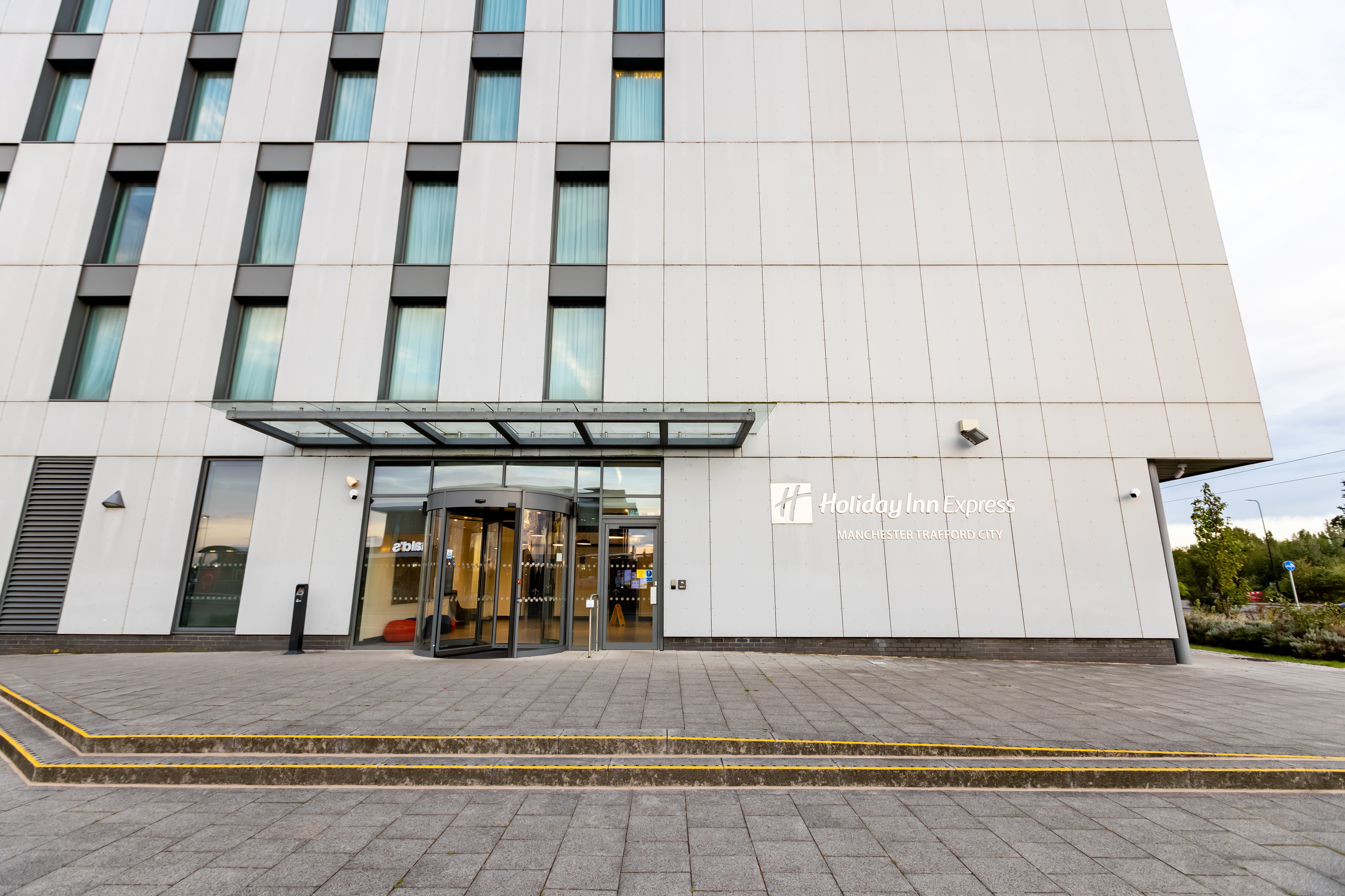 holiday inn express manchester trafford city by ihg