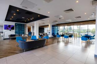 holiday inn express manchester trafford city by ihg