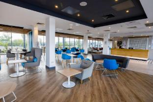 holiday inn express manchester trafford city by ihg
