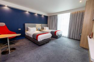 holiday inn express manchester trafford city by ihg