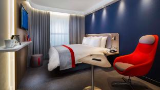 holiday inn express manchester trafford city by ihg