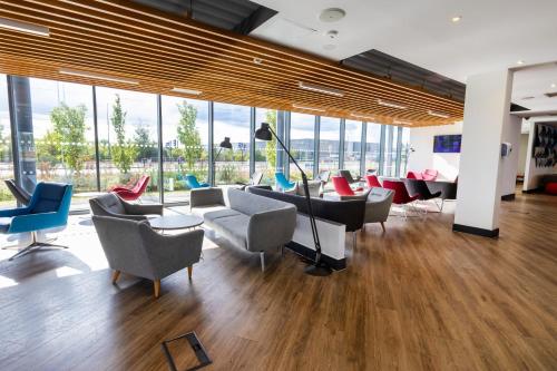 holiday inn express manchester trafford city by ihg