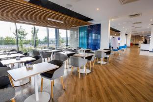 holiday inn express manchester trafford city by ihg