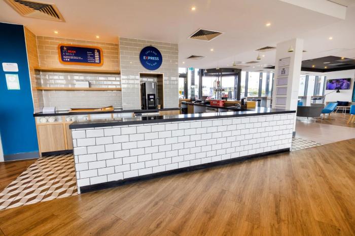 holiday inn express manchester trafford city by ihg