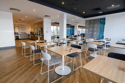 holiday inn express manchester trafford city by ihg