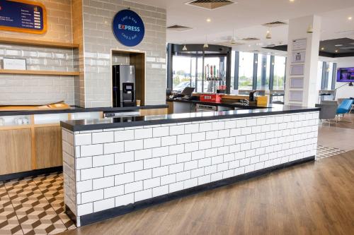 holiday inn express manchester trafford city by ihg