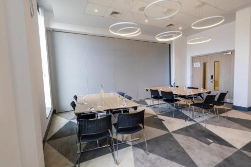 holiday inn express manchester trafford city by ihg