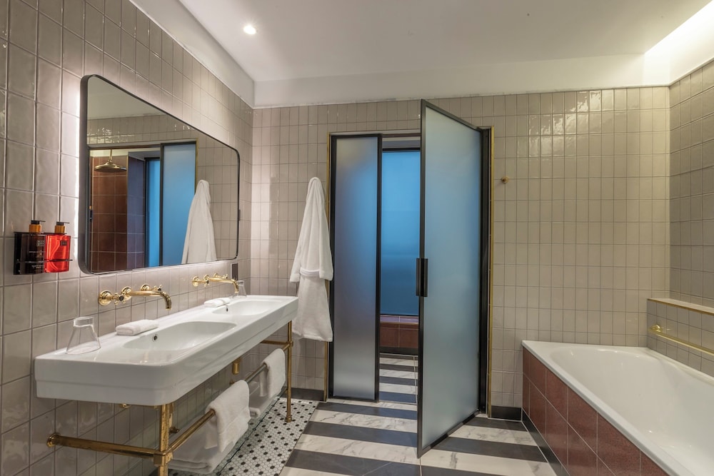 clayton hotel city of london