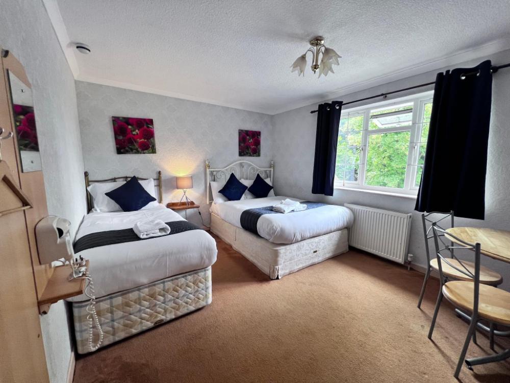 all seasons gatwick guest house