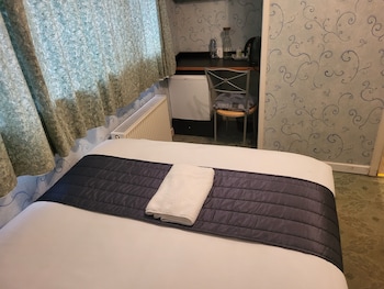 all seasons gatwick guest house