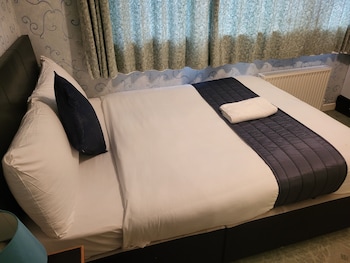 all seasons gatwick guest house