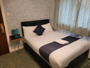 all seasons gatwick guest house