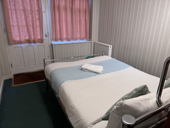 all seasons gatwick guest house
