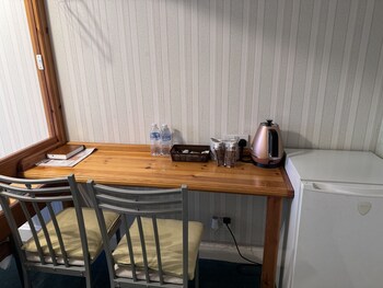 all seasons gatwick guest house