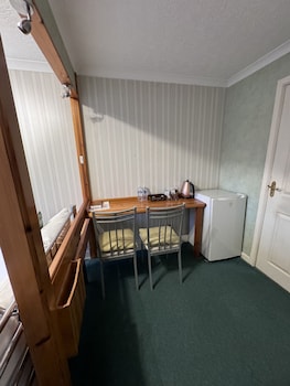 all seasons gatwick guest house