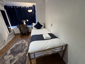 all seasons gatwick guest house