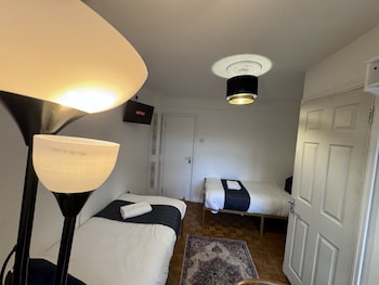 all seasons gatwick guest house